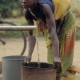 Femme tirant de l’eau au Mozambique