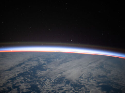Premiers rayons d'un lever de soleil orbital illuminant l'atmosphère terrestre